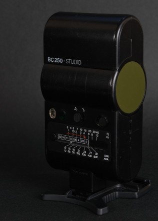 Lampa błyskowa z automatyką błysku