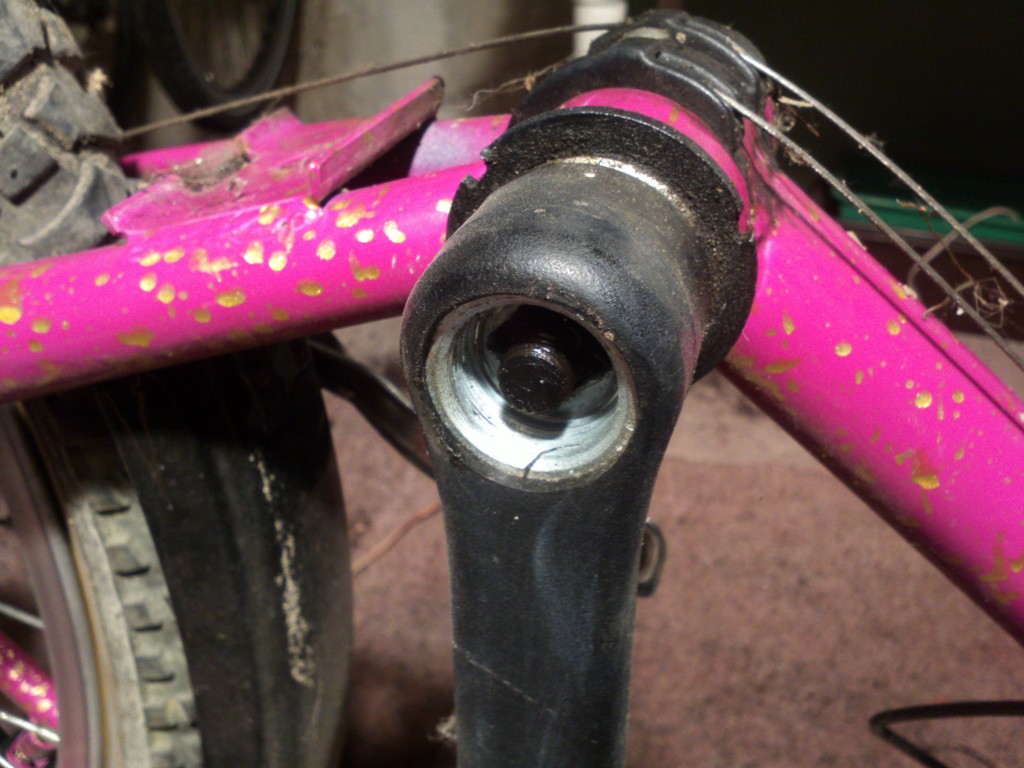 korba zamocowana na osi suportu