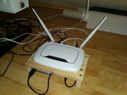 Stolik pod router