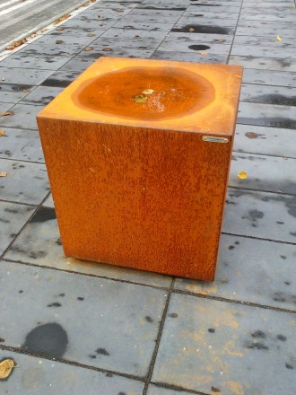 zardzewiały sześcian