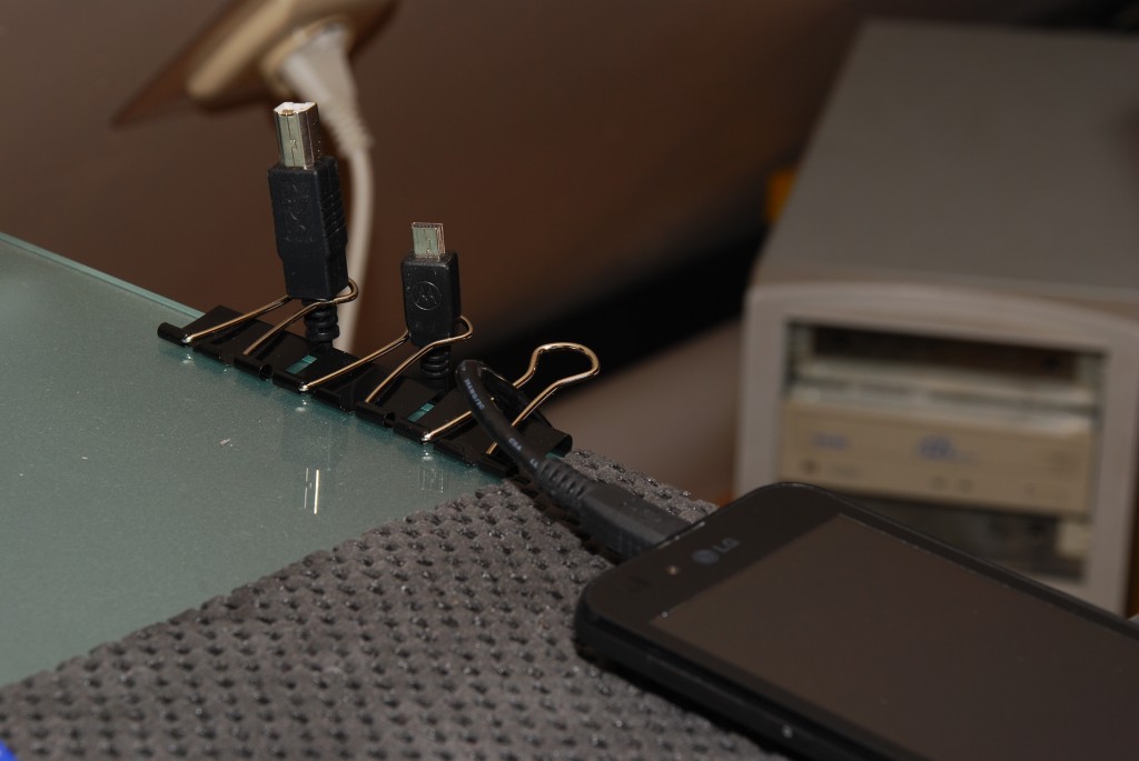 Klipsy do papieru i porządek z kablami USB