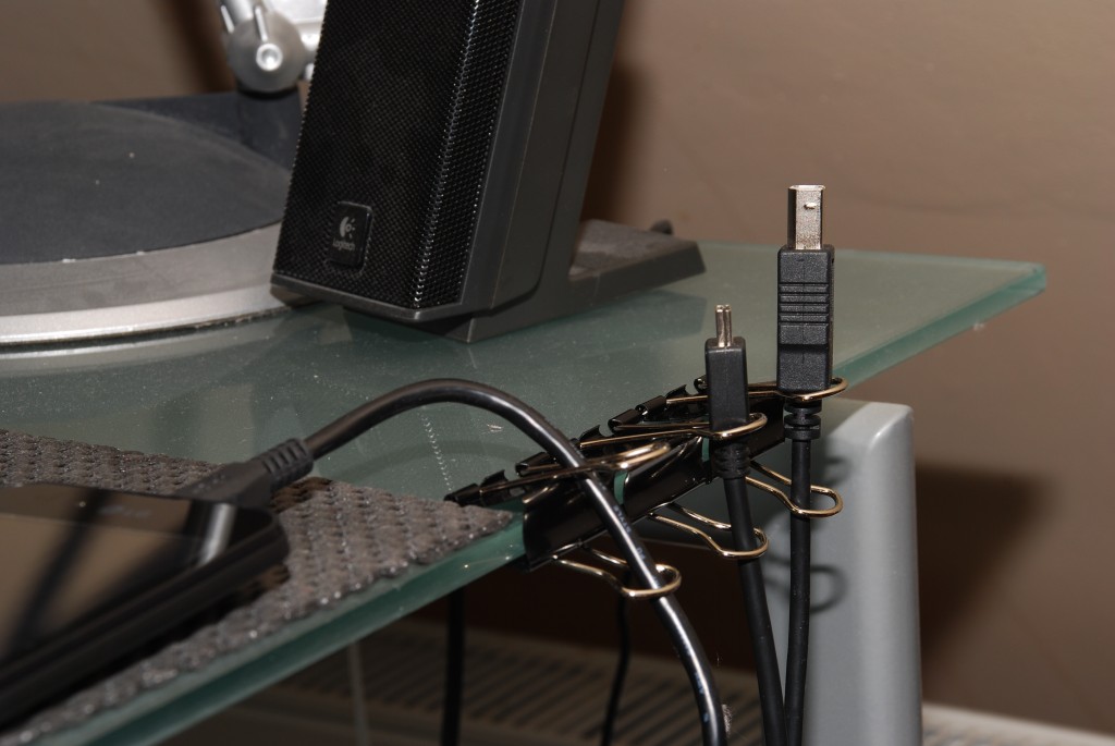 Klipsy do papieru przymocowane do biurka