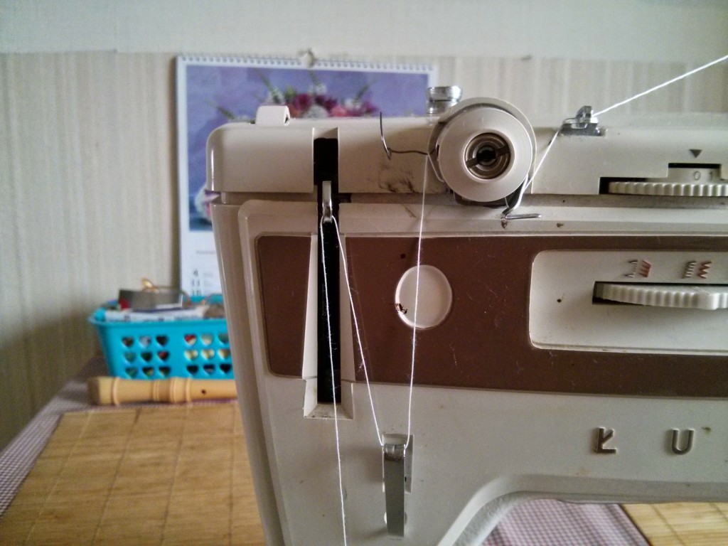 nitka w maszynie do szycia
