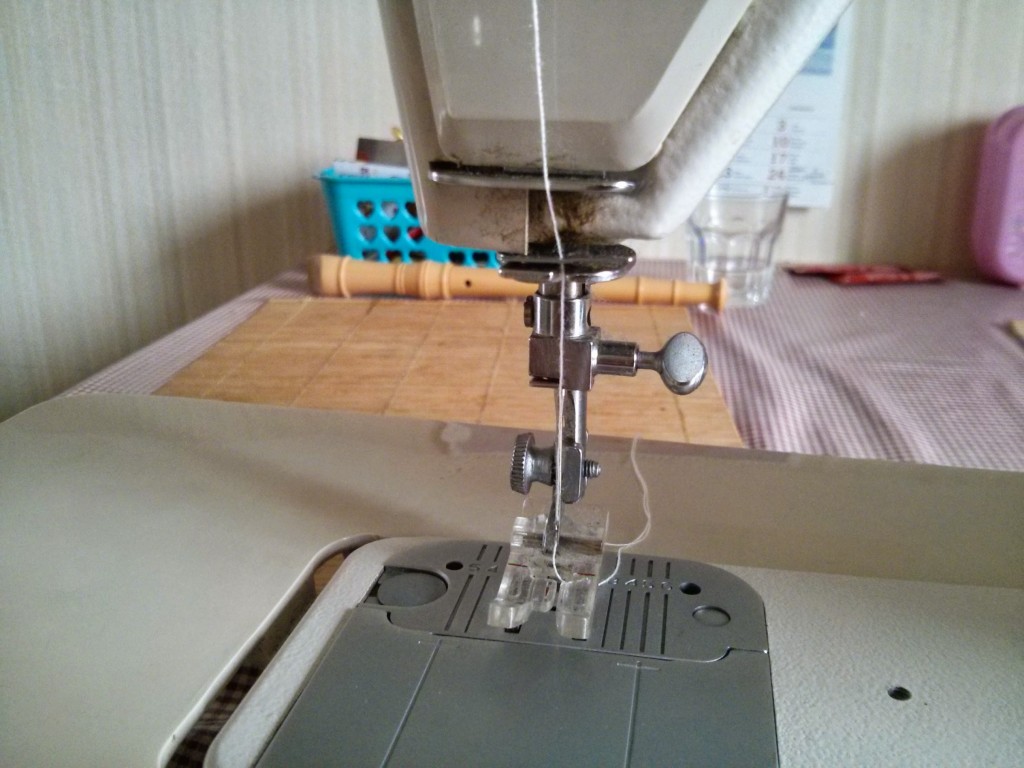 nić w maszynie do szycia