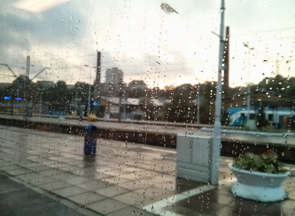 Widok z okna pociągu na Dworzec Centralny w Szczecinie