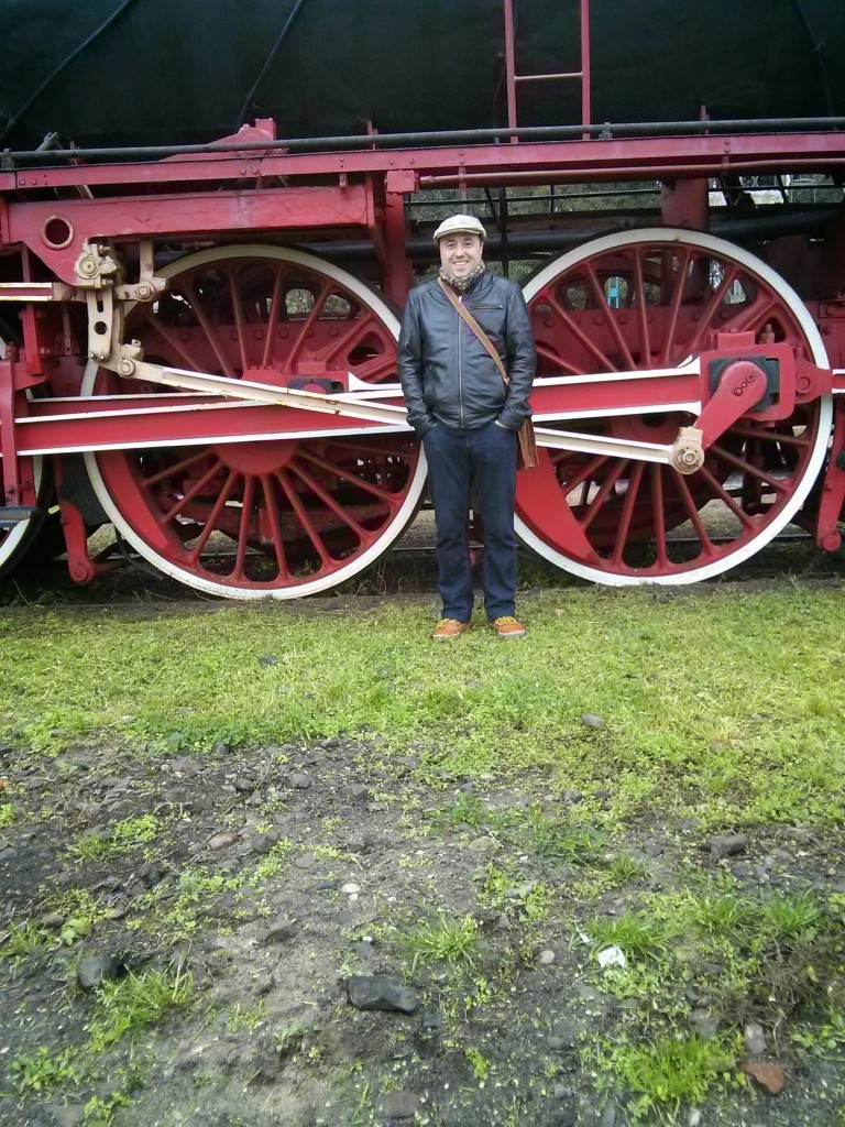 Przy kole parowozu w Parowozowni Wolsztyn