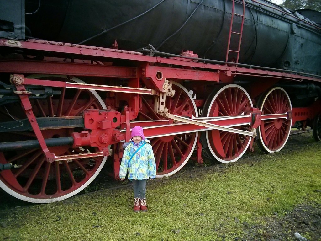 Zosia obok parowozu