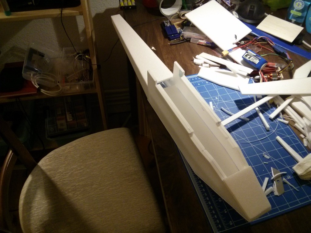 Samolot z depronu ze śmigłem pchającym